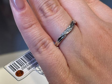 【銀座ダイヤモンドシライシの口コミ】 指輪の中央に細かいダイヤモンドがたくさん入ってるデザインです。形はエ…