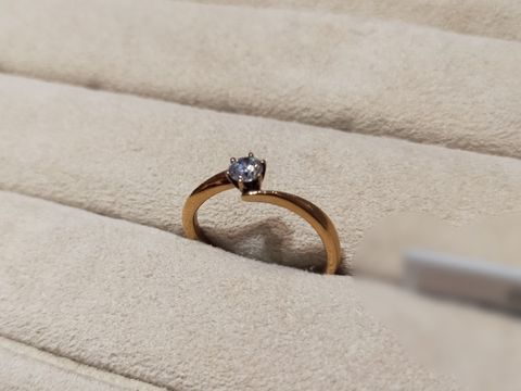 【TRECENTI(トレセンテ)の口コミ】 ダイヤモンド１石でイエローゴールドというのは初めから決めていました。
…