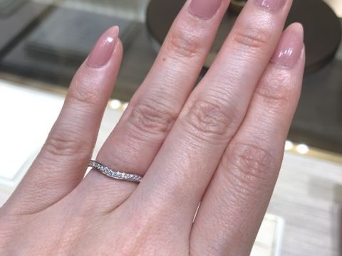 【カルティエ(Cartier)の口コミ】 中央部分が少しカーブがかかっていて、指にフィットしやすいデザインとな…