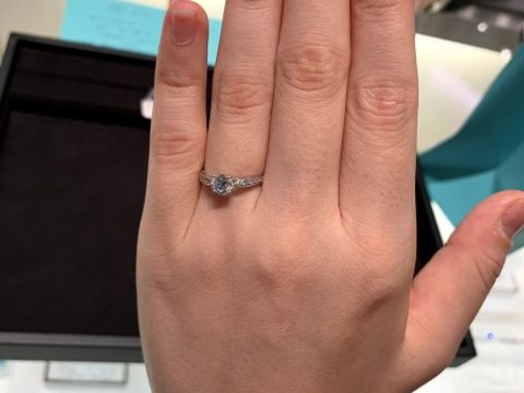 【ティファニー(Tiffany & Co.)の口コミ】 中央のダイヤだけでなく、リングの部分にも石のついているタイプの指輪で…