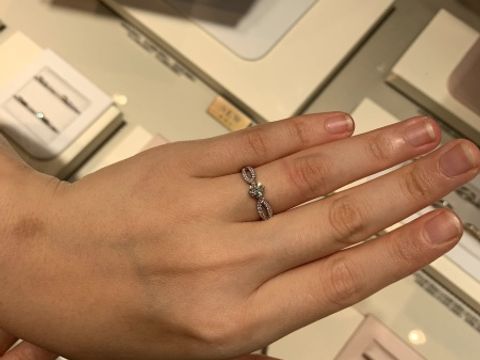 【ブシュロン(BOUCHERON)の口コミ】 中央のダイヤの横のリングの部分の形が特徴的で、シンプルなリングよりも…