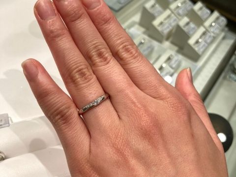 【festaria bijou SOPHIA(フェスタリア ビジュソフィア)の口コミ】 婚約指輪はなく、結婚指輪のみ探していると伝えると、こちらの指輪をすす…