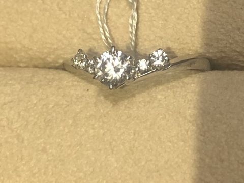 【ith(イズ)の口コミ】 Vのような形になる指輪はやはり指が長く見えるのでとても綺麗でした。深く…