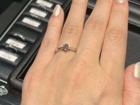 【エクセルコダイヤモンド(EXELCO DIAMOND)の口コミ】 ダイヤが際立つよう高さのある指輪を探しており、こちらをオススメしてい…