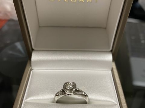【ブルガリ(BVLGARI)の口コミ】 中心に大粒のダイヤがあり、そのダイヤの周りにもパヴェダイヤが散りばめ…