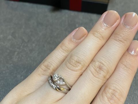 【ラザール ダイヤモンド(LAZARE DIAMOND)の口コミ】 結婚指輪のデザインを先に決め、それに会う婚約指輪を探しました。結婚指…