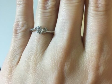 【4℃ BRIDAL(ヨンドシーブライダル)の口コミ】 よく婚約指輪でみるシンプルなひとつのダイヤがついた指輪よりも、少し違…