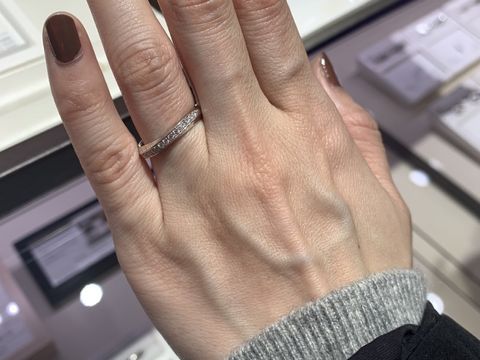 【俄(にわか)の口コミ】 少し太めのデザインで右斜め上がりでメレダイヤが入っています。とてもキ…