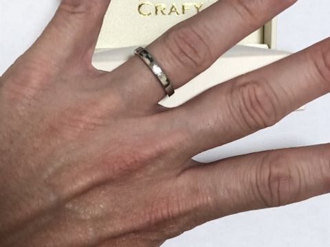 【CRAFY(クラフィ)の口コミ】 最初は細めのデザインを希望していましたが、沢山あるサンプルを着けさせ…