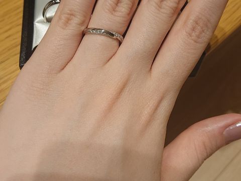 【エクセルコダイヤモンド(EXELCO DIAMOND)の口コミ】 結婚指輪は石なしのつもりでしたが、デザインに惹かれて決めました。シン…