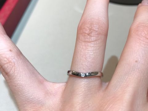 【カルティエ(Cartier)の口コミ】 表のダイヤ1つぶですが裏に2粒ダイヤが付いていて、さらにロゴも入ってい…