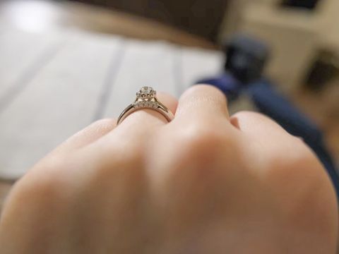 【ラザール ダイヤモンド(LAZARE DIAMOND)の口コミ】 正面の横の三方向にダイヤが付いていて、スタイリッシュかつキラキラかわ…