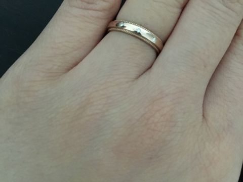 【アイプリモ(I-PRIMO)の口コミ】 婚約指輪と重ね付けをしたいと考えていたので細身で同じミル打ちのものを…