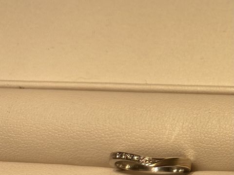 【杢目金屋(もくめがねや)の口コミ】 緩やかな細見のVラインの結婚指輪です。指が細く綺麗に見えます。数種類の…