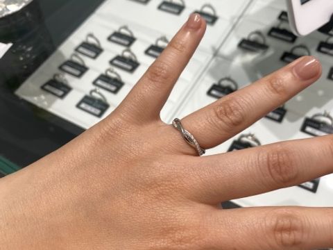 【ラザール ダイヤモンド(LAZARE DIAMOND)の口コミ】 他のブランドでは見たことのないデザインで、試着させていただいた時にす…