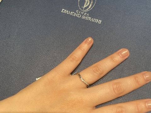 【銀座ダイヤモンドシライシの口コミ】 他のブランドでもいろいろなデザインの指輪を試着しましたが、そのなかで…