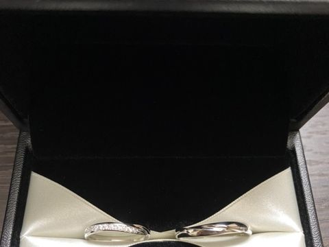 【エクセルコダイヤモンド(EXELCO DIAMOND)の口コミ】 メレダイヤがある結婚指輪がいいと希望を伝え、数種類の指輪を見せていた…