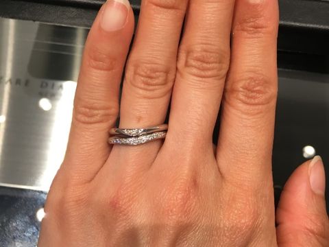 【ラザール ダイヤモンド(LAZARE DIAMOND)の口コミ】 結婚指輪と重ね付けできるハーフエタニティで指輪を探していたのですが、…