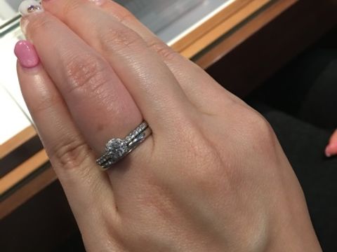 【銀座ダイヤモンドシライシの口コミ】 写真では結婚指輪と重ね付けしており、上側が婚約指輪になります。台座部…