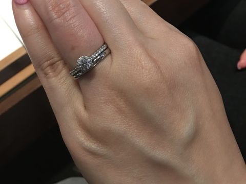【銀座ダイヤモンドシライシの口コミ】 写真は婚約指輪と重ね付けしており、下側が結婚指輪になります。シンプル…