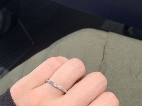【銀座ダイヤモンドシライシの口コミ】 小さなダイヤが綺麗に敷き詰められていて上品に見せてくれている指輪でし…