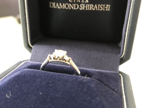 【銀座ダイヤモンドシライシの口コミ】 デザインに一目惚れしました。メインのダイアモンドの左右にメレダイアモ…