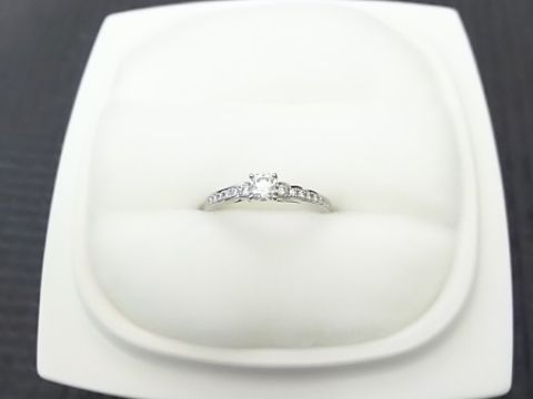 【俄(にわか)の口コミ】 メレダイヤが両側についているものが好き。
真ん中の石は大きすぎないもの…