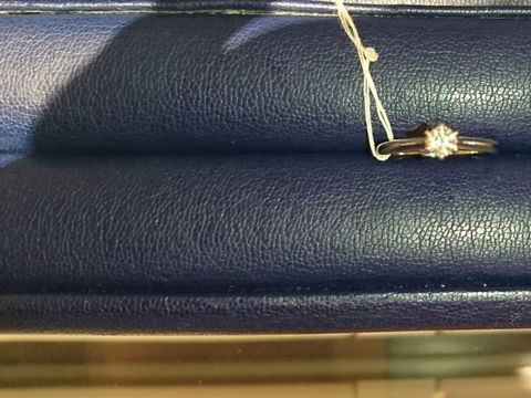 【銀座ダイヤモンドシライシの口コミ】 華奢なデザインでシンプル、石座が高めのものを探している方におすすめで…