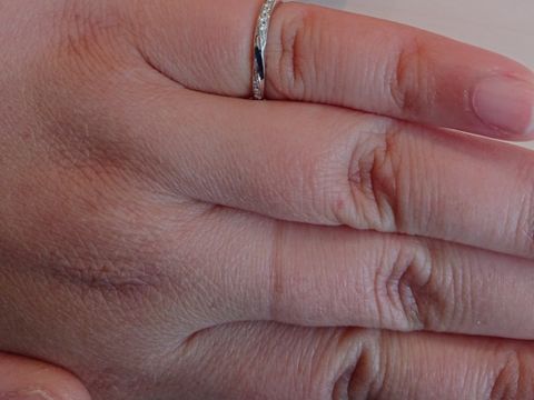 【アイプリモ(I-PRIMO)の口コミ】 鍛造製法の指輪で流れるようなS字デザイン。
左右にダイヤモンドがついて…