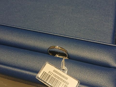 【銀座ダイヤモンドシライシの口コミ】 ダイヤモンドは一粒ですが、取り付け方が特殊なようで、存在感がありキラ…