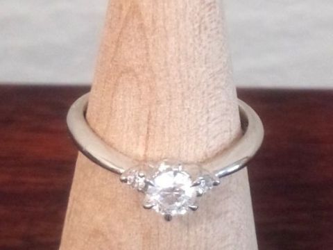 【アイプリモ(I-PRIMO)の口コミ】 婚約指輪を探すことになった時、指輪に対しての知識が全くと言っていい程…