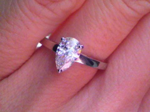 【ブルガリ(BVLGARI)の口コミ】 元々宝飾品に興味がなく、「いかにも婚約指輪」というラウンドブリリアン…