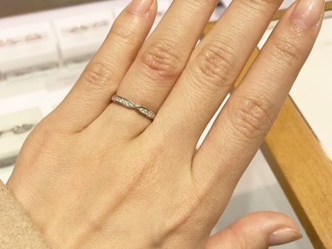 【STAR JEWELRY(スタージュエリー)の口コミ】 リボンのような形の結婚指輪が素敵だなと思い、探していて見つけたので試…