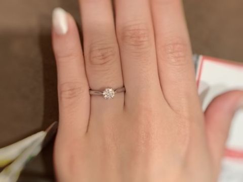 【アンジェリックフォセッテ(Angelique Fossette)の口コミ】 オーソドックスな形の指輪に、0.45カラットのダイヤをのせてもらいました…