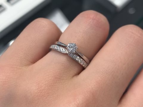 【ラザール ダイヤモンド(LAZARE DIAMOND)の口コミ】 キラキラした結婚指輪が良かったので試着してみました。
リボンのような形…