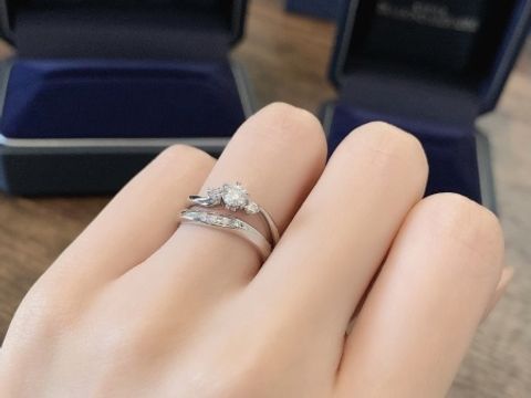 【銀座ダイヤモンドシライシの口コミ】 自分の指が水掻きが目立つので、ウェーブのようなデザインに決めました。…