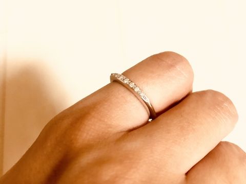 【杢目金屋(もくめがねや)の口コミ】 木目が気になる彼の希望で来店しました。
個人的にはハーフエタニティのプ…