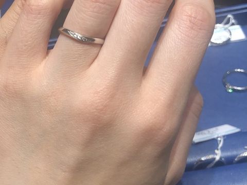 【銀座ダイヤモンドシライシの口コミ】 来店時に指輪の写真がたくさん載っているカタログを見せていただき気にな…
