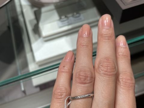 【アイプリモ(I-PRIMO)の口コミ】 ウェーブのデザインがとても美しく指が細く綺麗に見えました。ダイヤも入…