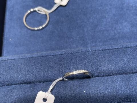 【4℃ BRIDAL(ヨンドシーブライダル)の口コミ】 斜めにダイヤが何粒かついたデザインでとても女性らしく美しいデザインで…