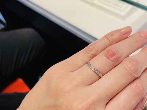 【銀座ダイヤモンドシライシの口コミ】 ウェーブのデザインのダイヤが数粒ついた物を探して何店舗か回った後、ダ…