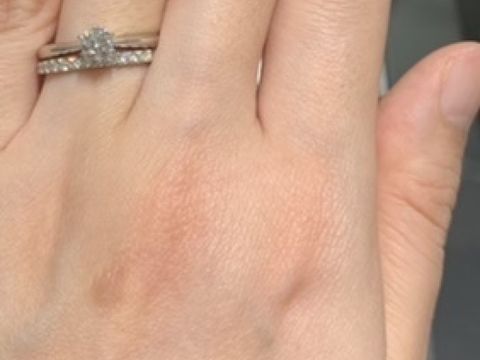 【エクセルコダイヤモンド(EXELCO DIAMOND)の口コミ】 婚約指輪の華奢なバンド部分が素敵でした。
横から、ダイヤが浮いて見える…