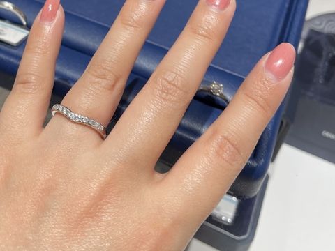 【銀座ダイヤモンドシライシの口コミ】 指が長く見えるV字のデザインながらも日本人の小さな手に合わせた緩やかな…