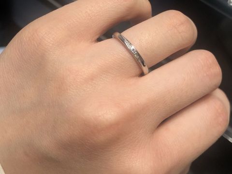 【銀座ダイヤモンドシライシの口コミ】 この指輪は、斜めにダイアモンドが入ったデザインです。ただ、正面に対し…