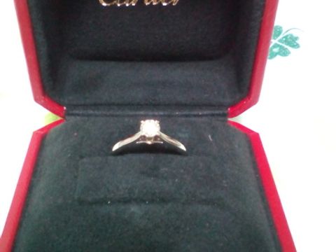 【カルティエ(Cartier)の口コミ】 シンプルで品のある婚約指輪を探していたところ、カルテイエのこの指輪に…