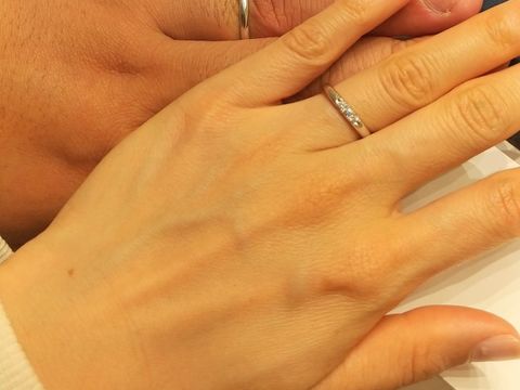 【4℃ BRIDAL(ヨンドシーブライダル)の口コミ】 ストレートタイプで、中心にダイヤが散りばめられているデザインがとても…