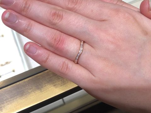 【カルティエ(Cartier)の口コミ】 ウェーブがかった曲線が美しい結婚指輪です。プラチナとゴールドの二色が…