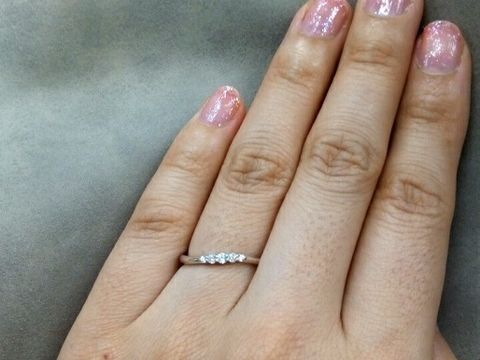 【canal4℃(カナルヨンドシー)の口コミ】 王道の一粒と迷いましたが、たまには結婚指輪と重ね付けして身につけたい…