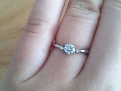 【サマンサティアラブライダル(Samantha Tiara Bridal)の口コミ】 華奢なデザインで、ダイヤが目立つのが気に入りました。
緩やかなV字形に…