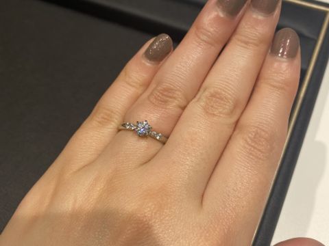 【ラザール ダイヤモンド(LAZARE DIAMOND)の口コミ】 とにかくダイヤモンドの輝きが素晴らしいです。
特にこちらのは角度を変え…